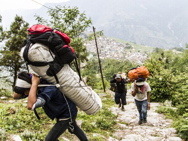 地震引發山泥傾瀉，道路中斷，Gorkha 地區許多社群被隔絕，樂施會請來揹夫和嚮導，以人手運送緊急物資給災民。（攝影︰Sam Spickett / 樂施會）